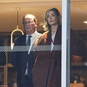 François Hollande et sa femme Julie Gayet assistent au match opposant C. Alcaraz à S. Tsitsipas lors des Internationaux de France de tennis de Roland Garros 2024 à Paris le 4 juin 2024. © Jacovides-Moreau/Bestimage