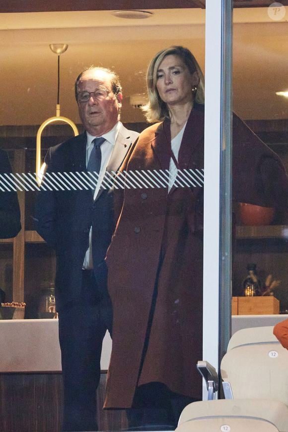 François Hollande et sa femme Julie Gayet assistent au match opposant C. Alcaraz à S. Tsitsipas lors des Internationaux de France de tennis de Roland Garros 2024 à Paris le 4 juin 2024. © Jacovides-Moreau/Bestimage