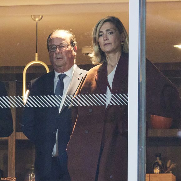 François Hollande et sa femme Julie Gayet assistent au match opposant C. Alcaraz à S. Tsitsipas lors des Internationaux de France de tennis de Roland Garros 2024 à Paris le 4 juin 2024. © Jacovides-Moreau/Bestimage