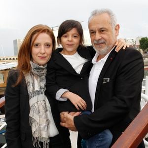 Francis Perrin avec sa femme Gersende et leur fille Clarisse lors d'une soirée de "La Charcuterie artisanale sur Seine" sur le bateau Les Flos à Paris le 11 juin 2012 ©BERTRAND RINDOFF PETROFF / BESTIMAGE