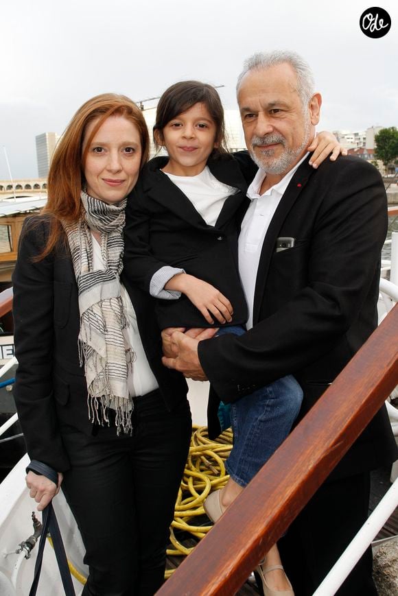 Francis Perrin avec sa femme Gersende et leur fille Clarisse lors d'une soirée de "La Charcuterie artisanale sur Seine" sur le bateau Les Flos à Paris le 11 juin 2012 ©BERTRAND RINDOFF PETROFF / BESTIMAGE
