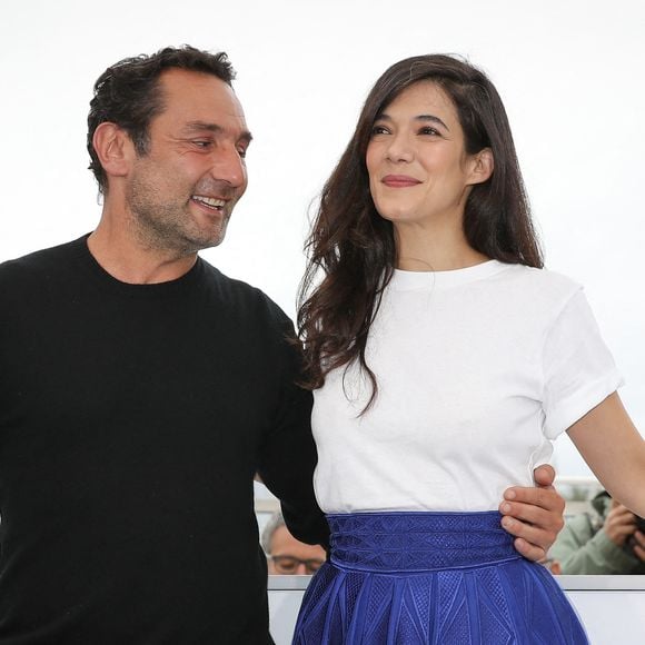 Séparés depuis 2013, Gilles Lellouche et Mélanie Doutey entretiennent une relation harmonieuse pour le bien-être d’Ava, qu’ils exposent rarement.

Le réalisateur Gilles Lellouche et l'actrice Mélanie Doutey assistent au photocall de 'Sink Or Swim (Le Grand Bain)' lors de la 71e édition du Festival de Cannes au Palais des Festivals le 13 mai 2018 à Cannes, France. Photo par Shootpix/ABACAPRESS.COM