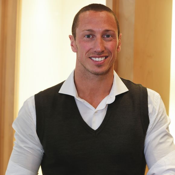 "Il y a eu un moment où j’ai voulu, et ça m’arrangeait d’ailleurs, lui montrer une autre natation… C’était au moment où on est repartis aux Etats-Unis. Ces entraînements me manquaient, cette vie là-bas me manquait et je savais que cela allait être bénéfique pour elle", a-t-il ajouté. 

Exclusif - Frédérick Bousquet - Breitling offre sa nouvelle montre à trois nageurs du Cercle des Nageurs de Marseille le 16 juin 2016
© Philippe Doignon / Bestimage