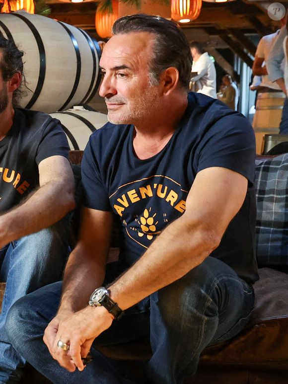 Son whisky, ou son rye plus précisément, c'est dans la région du Médoc, située dans le département de la Gironde en région Nouvelle-Aquitaine, qu'il le produit. Une région chère à son cœur puisque sa mère est médocaine.

Exclusif - Jean Dujardin et ses trois partenaires, Antoine Gravouil, Olivier Carsoule et Éric Lafon, fondateurs de la distillerie Bordeaux Distilling Co, basée dans le quartier de Bacalan, lancent leur premier whisky, au nom évocateur : Aventure, à Bordeaux, France, le 1er octobre 2025. © Fabien Cottereau/Bestimage