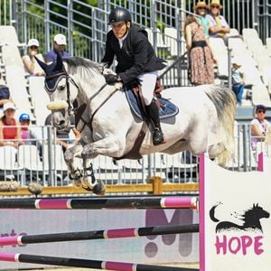 Ce 4 avril, c'était donc lors de cet événement prestigieux que la maman de Jade et Joy a choisi de soutenir son compagnon en partageant une vidéo de ses prouesses. 

Serge Varsano sur Mylo Van Klapscheut au Prix Geberit lors de la 10ème édition du "Longines Paris Eiffel Jumping" à la Plaine de Jeux de Bagatelle à Paris le 23 juin 2024.
Pierre Perusseau / Veeren / Bestimage