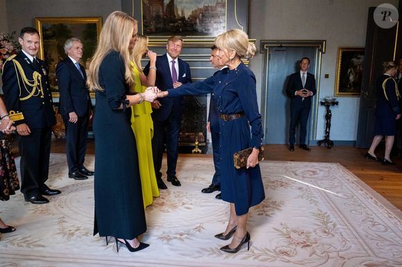 Emmanuel et Brigitte Macron rencontrent le roi Willem-Alexander, la reine Maxima des Pays-Bas et la princesse Amalia avant un dîner qui marque le début du sommet de l'OTAN à La Haye aux Pays-Bas le 24 juin 2025

©Backgrid USA / Bestimage