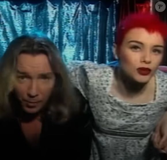 A noter que le célèbre musicien avait rencontré un franc succès dans les années 90 puisqu'il s'illustrait dans le groupe Nightcrawlers qui a incontestablement marqué l'histoire de la house et la dance. 

Nightcrawlers - Push The Feeling On (Official Video) - John Reid dans le clip - Capture d'écran.