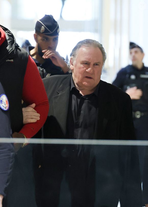 Gérard Depardieu -  Arrivées au procès de Gérard Depardieu pour agressions sexuelles sur deux femmes lors d'un tournage de film en 2021, au tribunal correctionnel de Paris.
Le 27 mars 2025.

© Clovis / Guignebourg / Bestimage