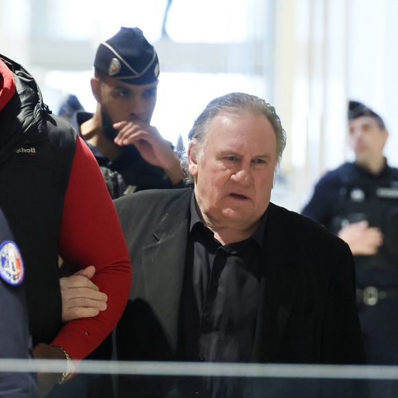 Gérard Depardieu -  Arrivées au procès de Gérard Depardieu pour agressions sexuelles sur deux femmes lors d'un tournage de film en 2021, au tribunal correctionnel de Paris.
Le 27 mars 2025.

© Clovis / Guignebourg / Bestimage
