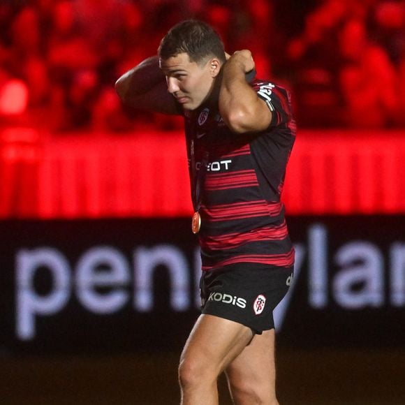 Antoine Dupont - Les Toulousains soulèvent leur quatrième Bouclier de Brennus d'affilée, après leur victoire face à Montpellier en finale du Top 14 au stade de France, le 27 juin 2026. 

© Christian Liewig / Bestimage