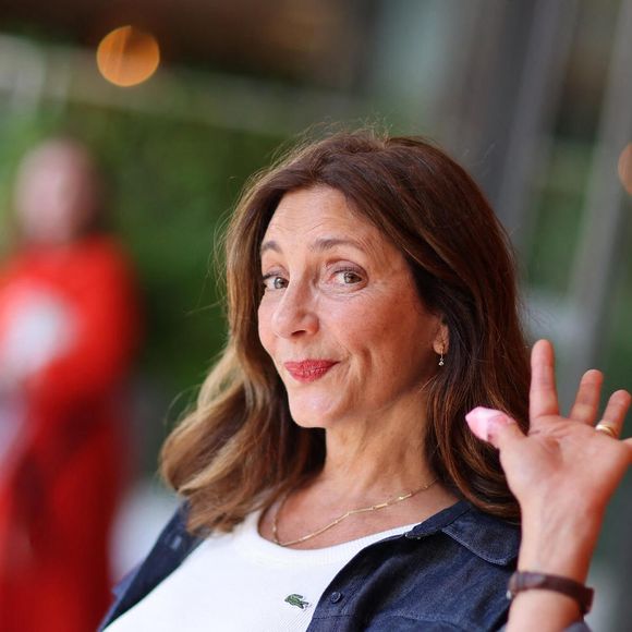 "Nous nous y sommes installés après l'arrivée de notre deuxième fils, il y a six ans. Nous sommes aux portes de Paris, où nous habitions avant. Les oiseaux et la verdure nous manquaient. Vanves est une ville populaire à l'origine, familiale et facile à vivre.", avait-elle raconté à nos confrères. 

Valerie Karsenti au village lors des Internationaux de France de Tennis de Roland Garros 2023. Paris, le 7 juin 2023. 
© Jacovides / Moreau / Bestimage