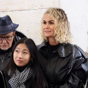 Laeticia et Jade Hallyday lors de l'inauguration d'une plaque commémorative en hommage à Johnny Hallyday devant l'immeuble où le chanteur français a grandi dans le 9ème arrondissement de Paris, France, le 22 décembre 2023.  © Dominique Jacovides/Bestimage