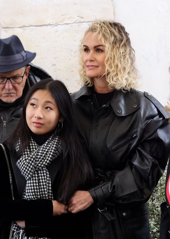 Laeticia et Jade Hallyday lors de l'inauguration d'une plaque commémorative en hommage à Johnny Hallyday devant l'immeuble où le chanteur français a grandi dans le 9ème arrondissement de Paris, France, le 22 décembre 2023.  © Dominique Jacovides/Bestimage