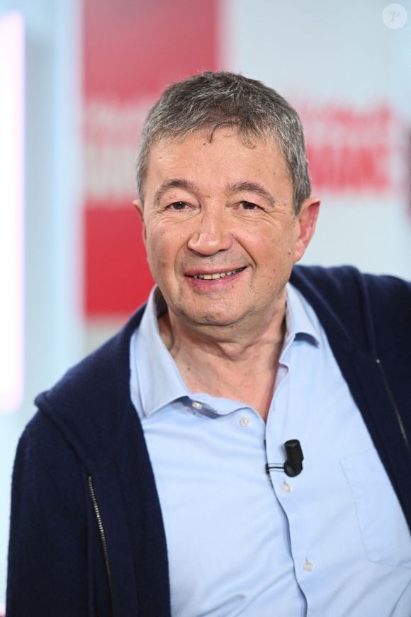 S'il vit aujourd'hui dans la capitale, le comédien reste très attaché à ses racines et à ses souvenirs de vacances sur la Côte d'Azur.

Exclusif - Frédéric Bouraly lors de l'enregistrement de l'émission "Vivement dimanche" au studio Rive Gauche, présentée par M. Drucker avec une diffusion sur France 3 le 1er février 2026. © Guillaume Gaffiot/Bestimage