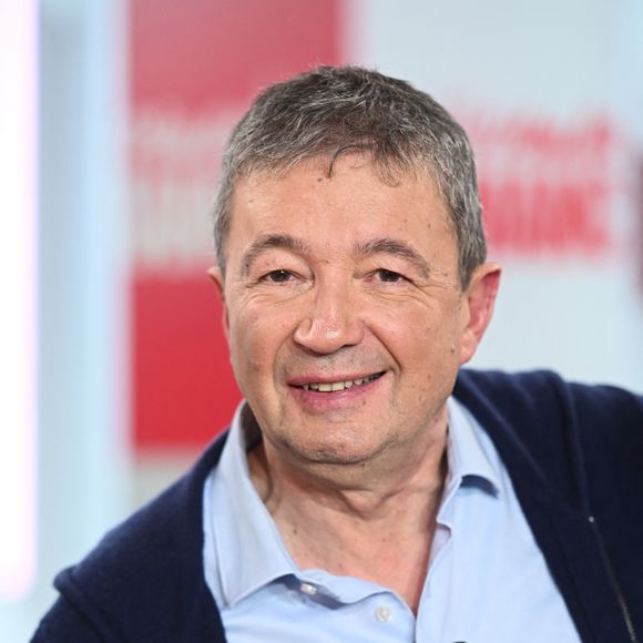 S'il vit aujourd'hui dans la capitale, le comédien reste très attaché à ses racines et à ses souvenirs de vacances sur la Côte d'Azur.

Exclusif - Frédéric Bouraly lors de l'enregistrement de l'émission "Vivement dimanche" au studio Rive Gauche, présentée par M. Drucker avec une diffusion sur France 3 le 1er février 2026. © Guillaume Gaffiot/Bestimage