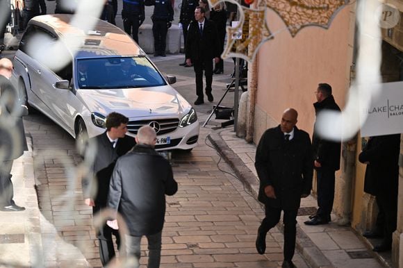 Cortège portant le cercueil arrivant à l'église Notre-Dame de l'Assomption, pour la cérémonie funéraire de l'actrice française Brigitte Bardot, à Saint-Tropez, dans le sud-est de la France, le 7 janvier 2026. Photo par Julien Reynaud/APS-Medias/ABACAPRESS.COM