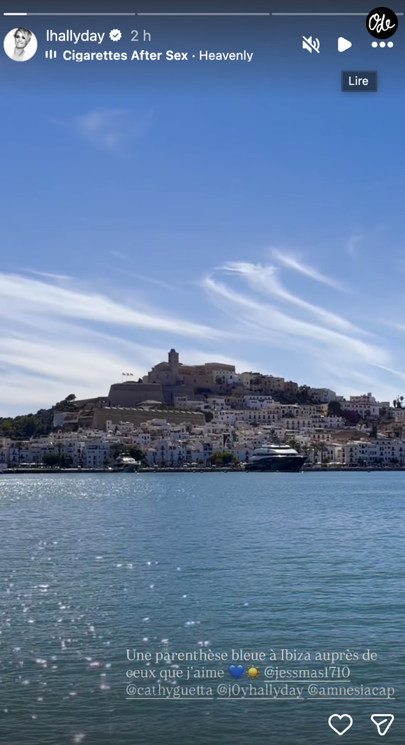 “Une parenthèse bleue à Ibiza auprès de ceux que j’aime”, écrit-elle sous une vue de la vieille ville prise depuis l’eau.

Laeticia Hallyday en vacances à Ibiza le 10 octobre. Instagram
