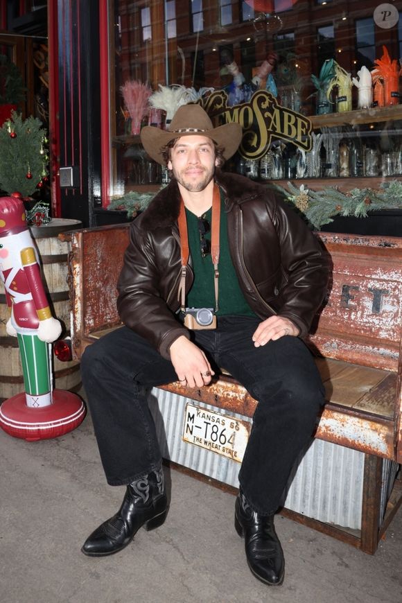Joseph Baena a été aperçu à Kemo Sabe à Aspen, arborant un style western robuste avec une veste en cuir, un pull vert, un jean noir, des bottes de cow-boy et un chapeau de cow-boy.
Backgrid USA / Bestimage