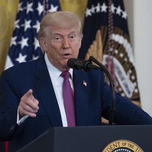 Le président des États-Unis Donald J Trump répond aux questions des journalistes lors de la cérémonie de signature d'un projet de loi qui bloquerait la règle californienne interdisant la vente de nouvelles voitures à essence d'ici 2035, à la Maison Blanche à Washington, DC - 2025.  (Backgrid USA / Bestimage).