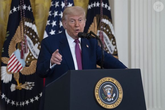Le président des États-Unis Donald J Trump répond aux questions des journalistes lors de la cérémonie de signature d'un projet de loi qui bloquerait la règle californienne interdisant la vente de nouvelles voitures à essence d'ici 2035, à la Maison Blanche à Washington, DC - 2025.  (Backgrid USA / Bestimage).