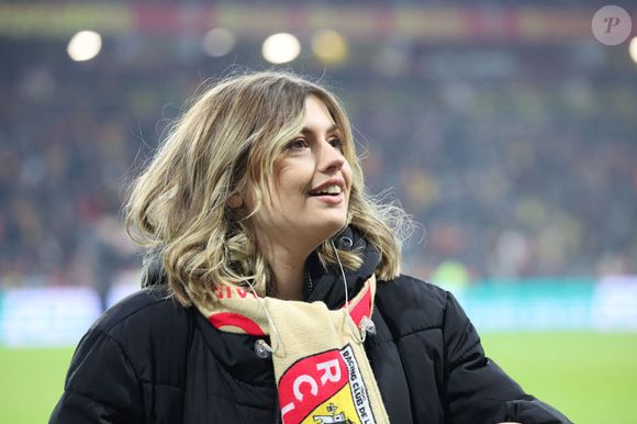 Marine (Star Academy 2024) chante "Les Corons" en hommage à Pierre Bachelet, pour le 20ème anniversaire de sa mort, lors du match de Ligue 1 McDonald's "Lens - Strasbourg (0-2)" au stade Bollaert-Delelis, le 16 février 2025.