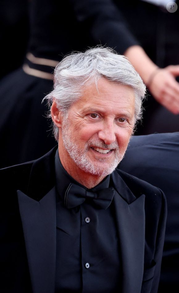 Antoine de Caunes - Montée des marches du film "La plus précieuse des marchandises" lors du 77ème Festival International du Film de Cannes, au Palais des Festivals à Cannes. Le 24 mai 2024. © Jacovides-Moreau / Bestimage