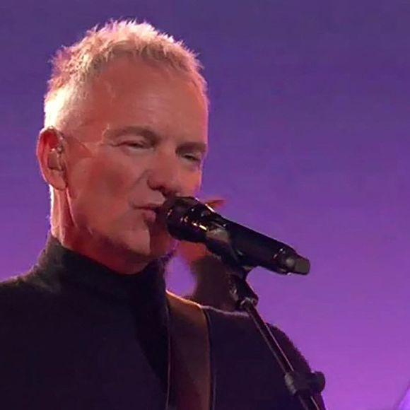 Une vision à contre courant dans le milieu des célébrités, mais qu’il assume pleinement.

BGUK_3105411 - Los Angeles, CA - Snoop Dogg et Sting ont présenté leur nouvelle chanson Another Part of Me lors de la finale de la saison de The Voice. Le duo est monté sur scène pour interpréter cette nouvelle collaboration - et si le titre de la chanson elle-même rappelle un classique de Michael Jackson, les paroles, elles, sont du pur Los Angeles d'aujourd'hui. Another Part of Me innove sur le plan musical, tout en donnant à Snoop l'occasion de montrer sa vraie voix. Sur une boucle approuvée par Sting de Message in a Bottle de The Police, Another Part of Me associe deux des plus grands noms de The Voice pour un duo improbable, dont le mélange lyrique d'ancien et de nouveau a fait de cette saison 26 de la compétition un rendez-vous télévisé incontournable, alors que Snoop faisait ses débuts en tant que coach et que Sting devenait un méga mentor. Snoop Dogg et Sting interprètent et chantent tous les deux la chanson, et Dr. Dre, le partenaire de longue date de Snoop Dogg dans le domaine de la rime hip-hop, y est également associé. Fraîchement sorti comme l'un des singles du nouvel album de Snoop, Missionary (à paraître le 13 décembre), "Another Part of Me" est divisé en deux couplets étroitement produits, prononcés d'abord par Snoop Dogg, puis par Sting, et qui parlent de la nécessité de continuer à se battre même quand on est au sommet de son art. "This for my people, I'm just handlin' procedure" (C'est pour mon peuple, je ne fais que gérer la procédure), lance Snoop en faisant des références intelligentes à deux films de Tom Cruise des années 1980 - Top Gun et Risky Business - tout en évoquant ses anciens terrains d'essai de la côte ouest : "Ici, au pays des perdus et des scandaleux / Lumières vives, journées ensoleillées, nuits froides / Ride the wavе, hold tight, just a day in Los Angeles". Sting reprend le fil dans le deuxième couplet, attisant les flammes de la motivation à rester au top de son éthique de travail, quel que soit le niveau auquel on s'est déjà élevé, comme il le chante : "Yeah, there's no better time than today / In a moment jump up on it, see the ocean, stay in motion / You're not broken, no, I'm chosen, I just gotta have faith / Time is present, I stay active, momma's laughin' when we's rappin'". La contribution lyrique de Dr. Dre complète le morceau, avec des paroles d'intro et d'outro qui célèbrent la collaboration de toutes les stars du crossover. Cependant, cette chanson n'est pas une reprise de Michael Jackson. Bien qu'il n'y ait pas de lien évident entre les deux chansons, les amateurs de musique peuvent reconnaître Another Part of Me comme le titre du premier morceau de l'album Bad de Michael Jackson, sorti en 1987.