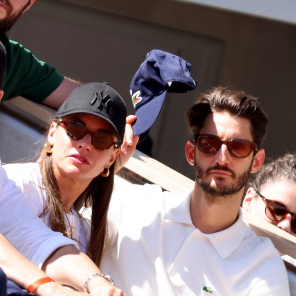Pierre Niney et sa compagne Natasha Andrews - Célébrités dans les tribunes de la finale homme des Internationaux de France de tennis de Roland Garros 2024 à Paris le 9 juin 2024. © Jacovides-Moreau/Bestimage
