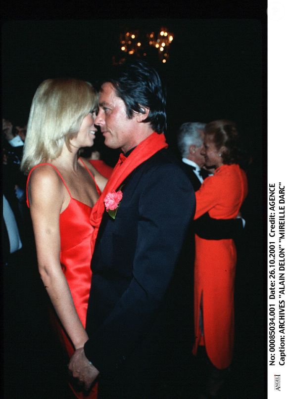 Aain Delon et Mireille Darc le 26 octobre 2001.
AGENCE / BESTIMAGE