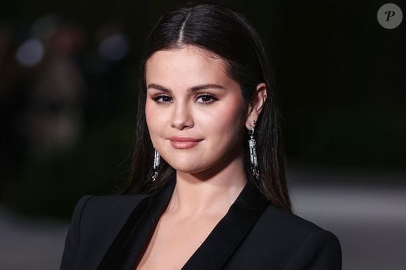 Jusqu'à ce vendredi 13, date à laquelle le podcast Legend dans lequel il se confie est sorti, Sneazzy pensait qu'elle lui avait "répondu" en insérant ses sous-vêtements dans l'enveloppe qu'il avait laissée selon son ami 
Selena Gomez au photocall du "2nd Annual Academy Museum Gala" à Los Angeles, le 15 octobre 2022. Backgrid USA / Bestimage