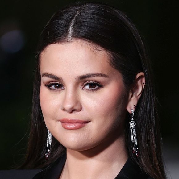 Jusqu'à ce vendredi 13, date à laquelle le podcast Legend dans lequel il se confie est sorti, Sneazzy pensait qu'elle lui avait "répondu" en insérant ses sous-vêtements dans l'enveloppe qu'il avait laissée selon son ami 
Selena Gomez au photocall du "2nd Annual Academy Museum Gala" à Los Angeles, le 15 octobre 2022. Backgrid USA / Bestimage