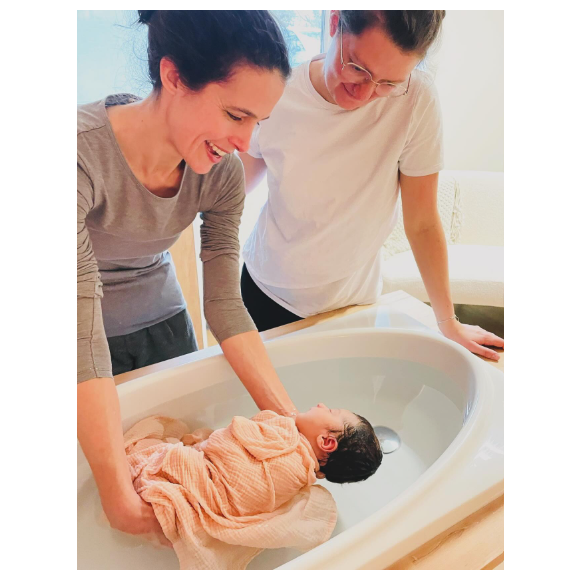 Elle révèle sur Instagram reprendre le chemin des tournages, le coeur fendu.

Clémence Castel (Koh-Lanta) et Marie Vallognes partagent des photos avec leur fille Colette.