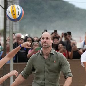 L'époux de Kate Middleton fait très attention à sa santé.

Le Prince de Galles participe à un match de volley-ball avec des joueurs de l'Institut Levante, une école locale de beach-volley, sur la plage de Copacabana à Rio de Janeiro, au premier jour de sa visite au Brésil pour la remise annuelle du prix Earthshot, le lundi 3 novembre 2025. Photo by Aaron Chown/PA Wire/ABACAPRESS.COM