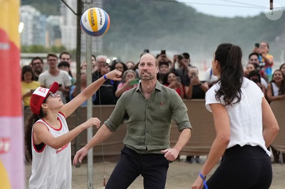 L'époux de Kate Middleton fait très attention à sa santé.

Le Prince de Galles participe à un match de volley-ball avec des joueurs de l'Institut Levante, une école locale de beach-volley, sur la plage de Copacabana à Rio de Janeiro, au premier jour de sa visite au Brésil pour la remise annuelle du prix Earthshot, le lundi 3 novembre 2025. Photo by Aaron Chown/PA Wire/ABACAPRESS.COM