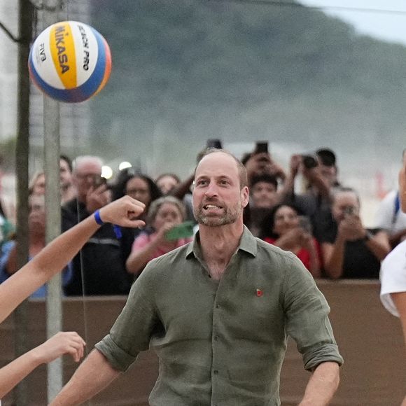 L'époux de Kate Middleton fait très attention à sa santé.

Le Prince de Galles participe à un match de volley-ball avec des joueurs de l'Institut Levante, une école locale de beach-volley, sur la plage de Copacabana à Rio de Janeiro, au premier jour de sa visite au Brésil pour la remise annuelle du prix Earthshot, le lundi 3 novembre 2025. Photo by Aaron Chown/PA Wire/ABACAPRESS.COM