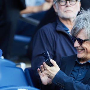 Nicola Sirkis et son fils Jules en tribunes lors du match de football Ligue 1 Uber Eats opposant le Paris Saint-Germain (PSG) au Clermont Foot 63 au Parc des Princes à Paris, France, le 3 juin 2023. © Cyril Moreau/Bestimage