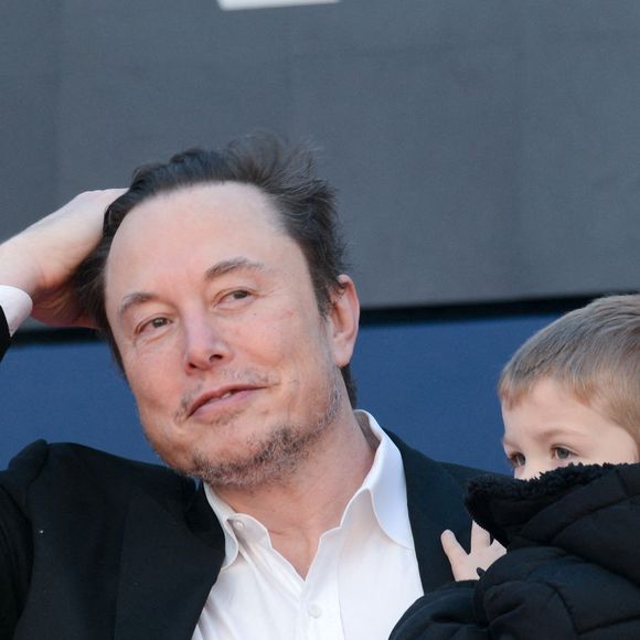 Elon Musk et son fils lors du rassemblement politique organisé par Fratelli d'Italia "Atreju 2023 Welcome Back Italian Pride" à Rome - December 16, 2023, Rome, Italy: Rome, Italy, Castel San'Antangelo, December 16, 2023, Elon Musk and his son  during  Atreju, political demonstration organized by Fratelli d'Italia, Giorgia Meloni's party - third day - News. (Credit Image: © Alessandra Carli/LPS via ZUMA Press Wire)