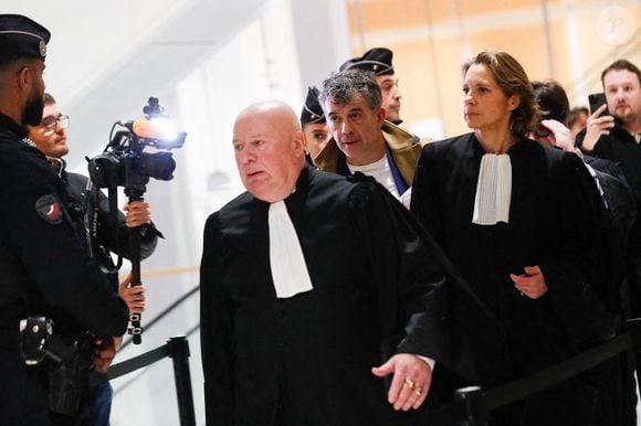 Procès de Stéphane Plaza: l’animateur arrive au tribunal correctionnel de Paris le 9 janvier 2025 avec ses avocats Carlo Alberto Brusa et Hélène Plumet.
Stéphane Plaza est jugé ce jeudi devant le tribunal correctionnel de Paris pour des violences sur deux anciennes compagnes.
L'agent immobilier de 54 ans aurait dû être jugé en août 2024 mais il ne s'était pas présenté à l'audience, en raison, selon sa défense, de « fragilités psychologiques ». Une expertise psychiatrique ordonnée par le tribunal a depuis confirmé qu'il était en état d'être jugé.

© Christophe Clovis / Bestimage