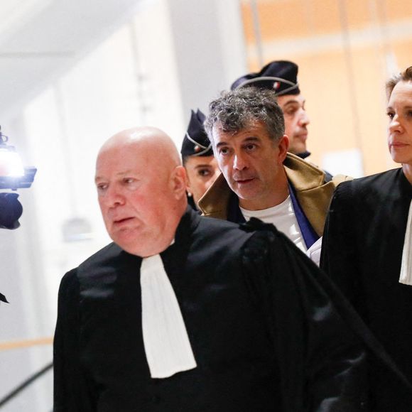 Procès de Stéphane Plaza: l’animateur arrive au tribunal correctionnel de Paris le 9 janvier 2025 avec ses avocats Carlo Alberto Brusa et Hélène Plumet.
Stéphane Plaza est jugé ce jeudi devant le tribunal correctionnel de Paris pour des violences sur deux anciennes compagnes.
L'agent immobilier de 54 ans aurait dû être jugé en août 2024 mais il ne s'était pas présenté à l'audience, en raison, selon sa défense, de « fragilités psychologiques ». Une expertise psychiatrique ordonnée par le tribunal a depuis confirmé qu'il était en état d'être jugé.

© Christophe Clovis / Bestimage