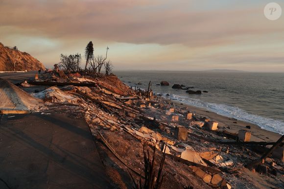 - Vues générales de la Pacific Coast Highway et de ce qui reste du restaurant Moonshadows après les incendies dans la région de Los Angeles



Pictured: Malibu PCH