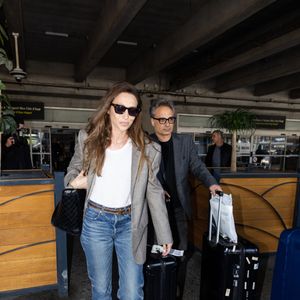 Laura Smet et son mari Raphaël Lancrey-Javal - Les célébrités arrivent à l'aéroport de Nice lors du 75ème Festival International du Film de Cannes, à Nice, France, le 16 mai 2023. © Da Silva-Perusseau/Bestimage