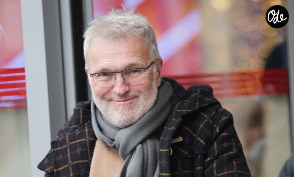 Tout en restant fidèle aux Grosses Têtes sur RTL.

Laurent Ruquier à la sortie de l'émission « Les Grosses Têtes » aux studios RTL à Neuilly-sur-Seine, en France, le 21 novembre 2022. © Jonathan Rebboah/Panoramic/Bestimage