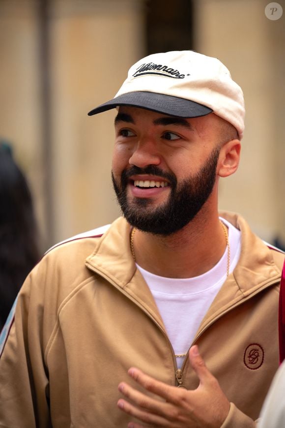 Oli a publié sur Instagram le selfie pris avec le chanteur

Oli (Olivio Ordoñez) au Front Row du défilé Drôle de Monsieur de la mode homme Printemps/Été 2026 dans le cadre de la Fashion Week de Paris au 1 rue Clotilde, à Paris, France, le 274 juin 2025. © Florian Lavielle/Bestimage