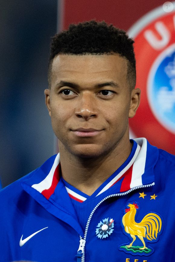 Kylian Mbappé -  Célébrités dans les tribunes du match de qualification de la Coupe du monde 2026 entre la France contre l'Ukraine (4-0) au Parc des Princes à Paris le 13 novembre 2025. © Cyril Moreau/Bestimage