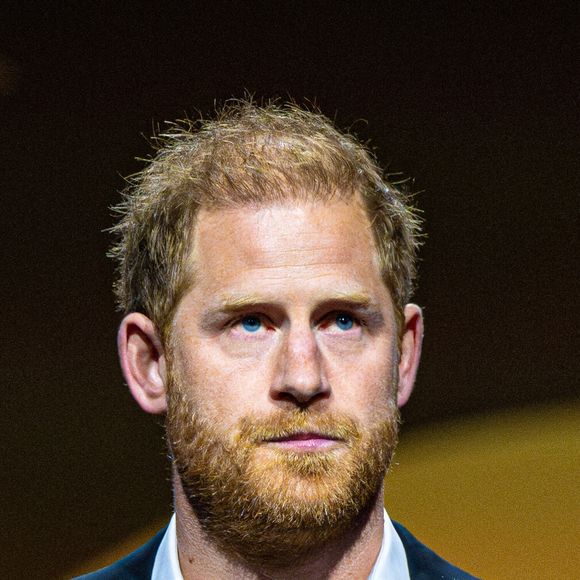 En visite à Londres pour contester la perte de sa protection policière, le prince Harry a été filmé errant seul dans un quartier résidentiel.

Le prince Harry lors de la cérémonie de clôture à la Rogers Arena pendant les Invictus Games Vancouver Whistler au Canada. Photo par Mischa Schoemaker/ABACAPRESS.COM
