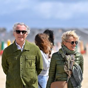 William Leymergie et Sophie Davant célèbrent le 100e anniversaire de l'inauguration des Planches de Deauville, Calvados, France, le samedi 6 juillet 2024. La journée de festivités a débuté par le dévoilement d'une plaque patrimoniale sur la place Claude-Lelouch. Photo par Franck Castel/ABACAPRESS.COM