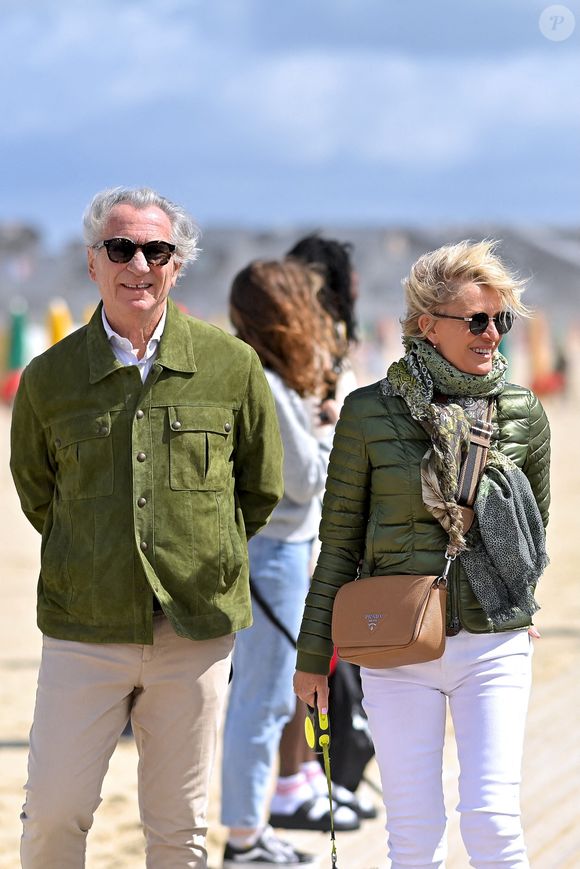 William Leymergie et Sophie Davant célèbrent le 100e anniversaire de l'inauguration des Planches de Deauville, Calvados, France, le samedi 6 juillet 2024. La journée de festivités a débuté par le dévoilement d'une plaque patrimoniale sur la place Claude-Lelouch. Photo par Franck Castel/ABACAPRESS.COM