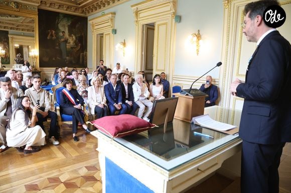 Exclusif - ⁠ Roland Benyaich, Kenzo Nougarède, Rachida Dati, Michèle Torr, Fabien Lecoeuvre, Laurent Abrial, Hugues Aufray et sa femme Murielle - ⁠Damien Nougarède reçoit des mains de Rachida Dati les insignes de Chevalier dans l’ordre des Arts et Lettres, lors d’une cérémonie organisée dans la salle des mariages de la mairie du 7ème arrondissement à Paris le 15 juillet 2026. © Alain Guizard/Bestimage