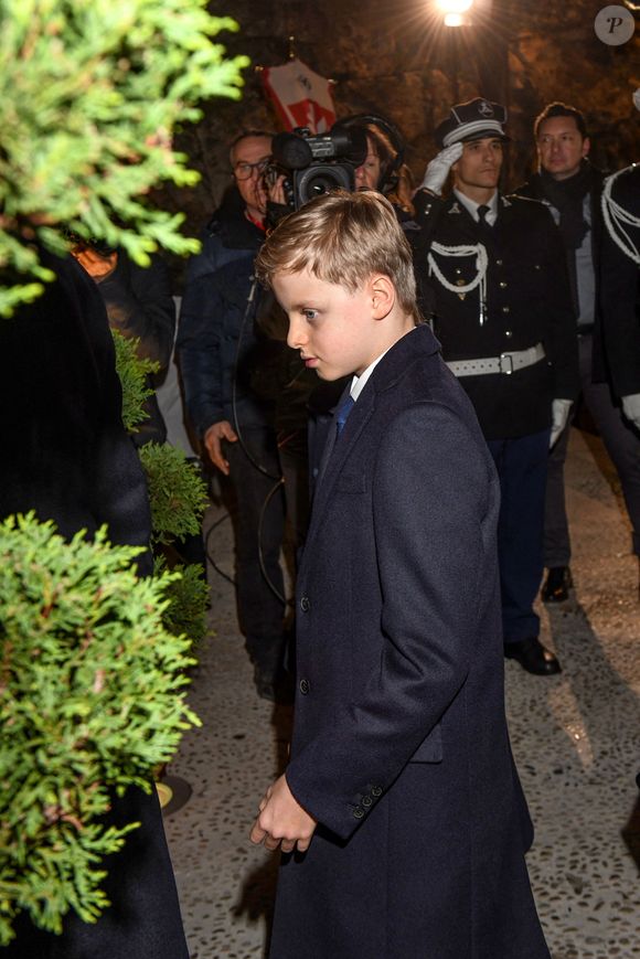Le prince héréditaire s’est distingué par son sérieux et son attitude déjà très princière.

Le prince héréditaire Jacques, marquis des Baux, a assisté à la célébration de la Sainte Dévote, Sainte patronne de Monaco, à Monaco le 26 janvier 2026. © Bruno Bebert / Bestimage