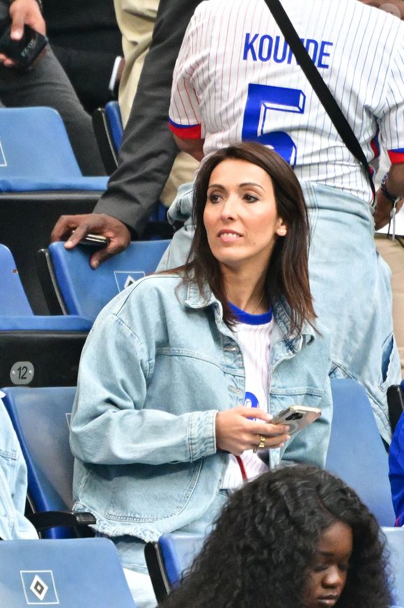 Jennifer Giroud a prolongé la fête aux côtés de son mari et de ses deux amis de longue date.

Jennifer Giroud (femme d’Olivier Giroud) en tribunes lors du quart de finale du championnat d'Europe de football (Euro 2024) opposant le Portugal à la France au stade olksparkstadion à Hambourg, France, le 5 juillet 2024. © Bestimage
